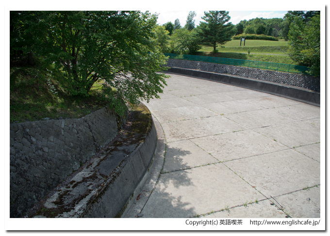 聖台ダム、橋の上から見る洪水吐（北海道美瑛町）
