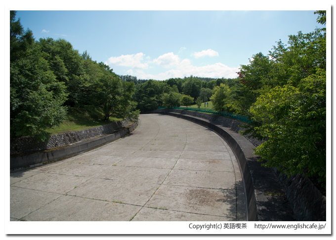 聖台ダム、橋の上から見る洪水吐下流部（北海道美瑛町）
