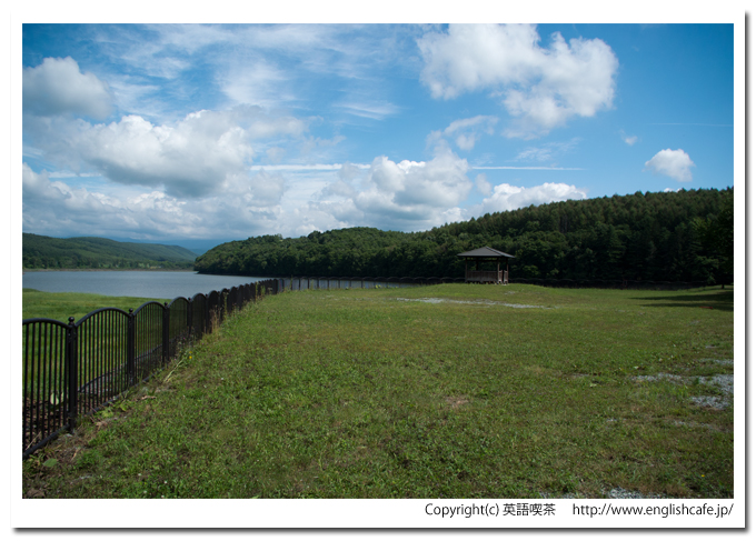 聖台ダム、ダム公園の東屋とダム湖川の風景（北海道美瑛町）