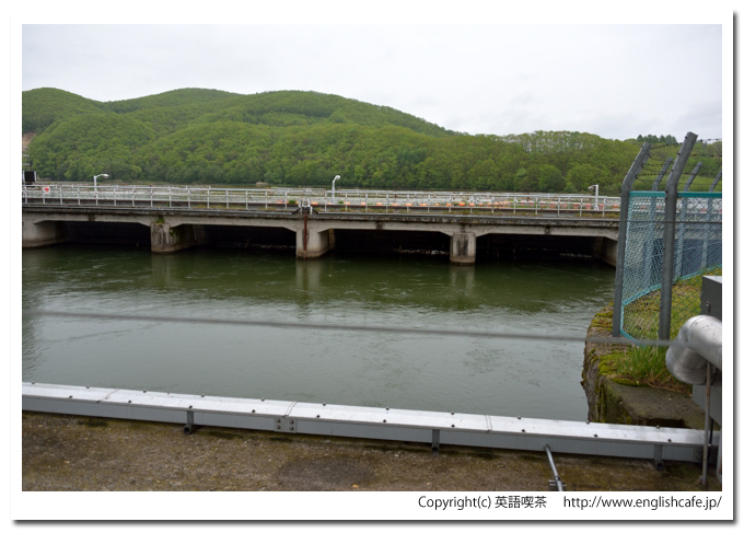 仙美里ダム、仙美里ダムの提体上から見るゲート（北海道足寄町）