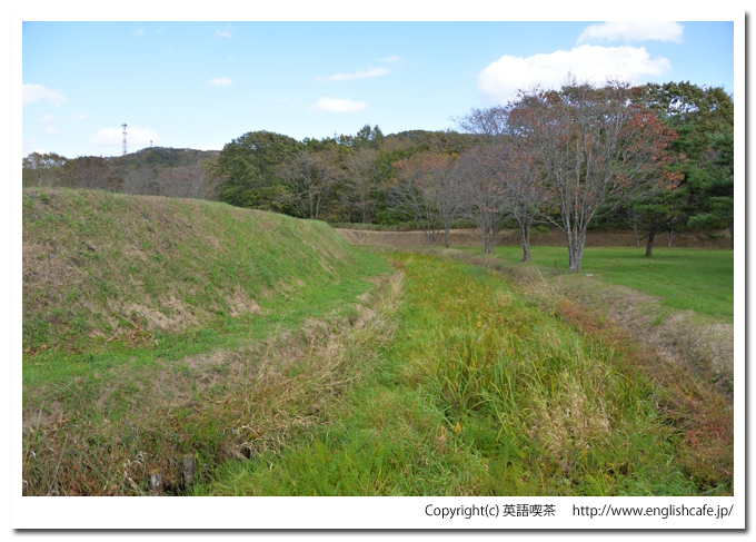 仙台藩陣屋跡、内外曲輪の門から見る堀の跡（北海道白老郡白老町）