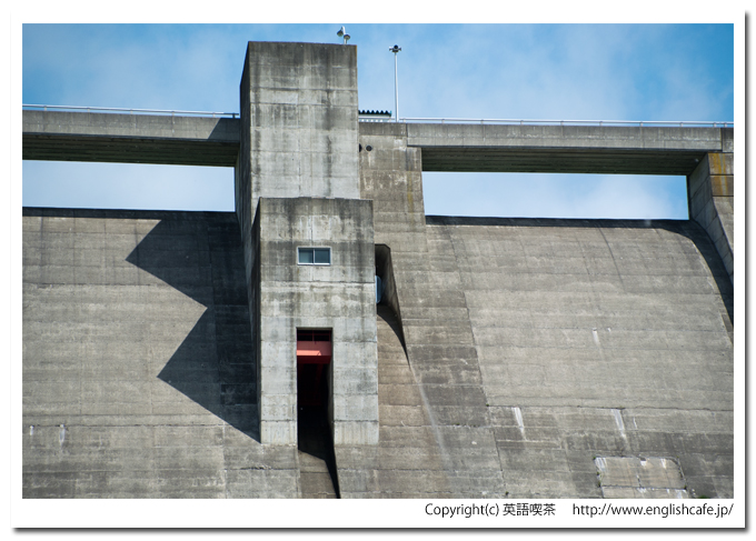 新中野ダムの堤体上をアップ（北海道函館市）