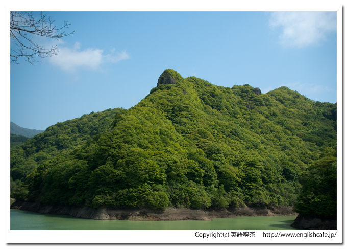 新中野ダムのダム湖と山（北海道函館市）