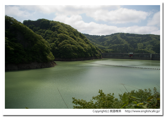新中野ダムのダム湖と堤体（北海道函館市）