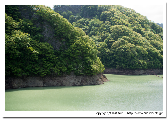 新中野ダムのダム湖から見る堤体付近（北海道函館市）