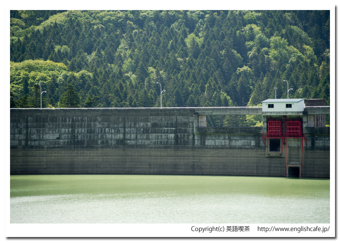新中野ダムのダム湖から見る堤体をアップ（北海道函館市）