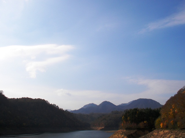 知内ダムとダム湖と紅葉と青い空（北海道上磯郡知内町）