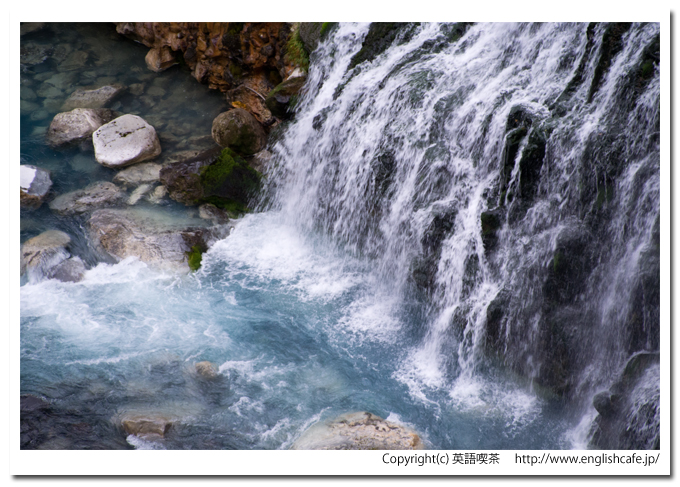 白ひげの滝、コバルトブルーへ落ちる水（北海道美瑛町）