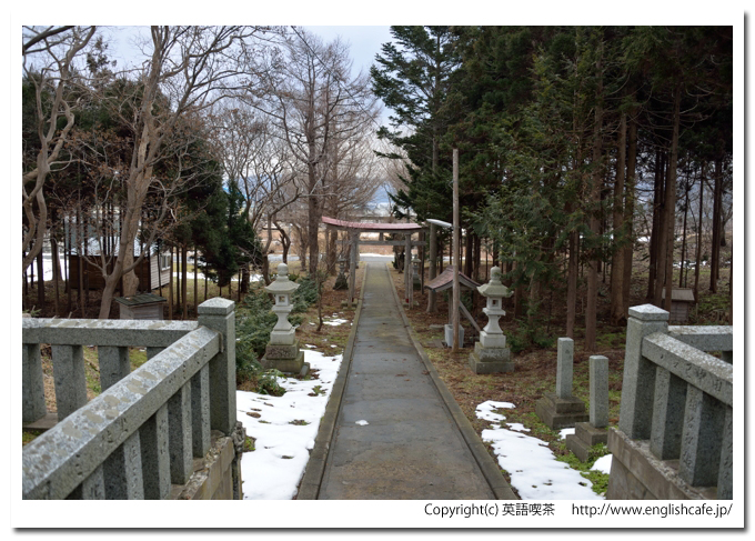 砂崎神社と洲崎館跡、砂崎神社の社から見る神社の鳥居方向（北海道檜山郡上ノ国町）