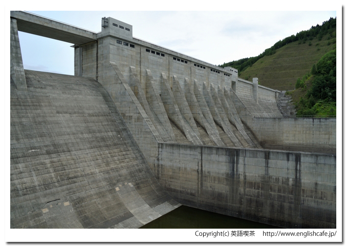 滝里ダム、常用洪水吐とローラーゲート式の洪水吐（北海道芦別市）