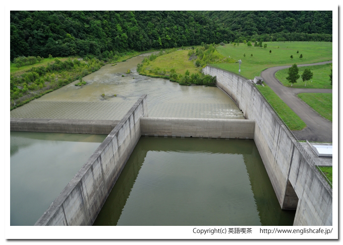 滝里ダム、天端から見る減勢工（北海道芦別市）