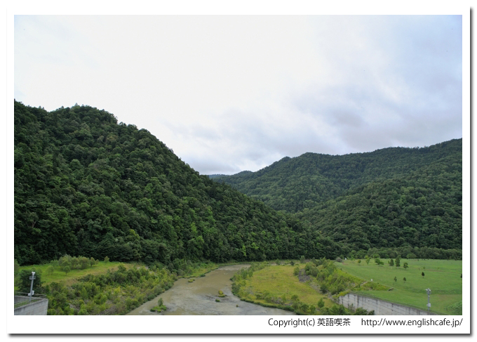 滝里ダム、天端から見る山と緑の風景（北海道芦別市）