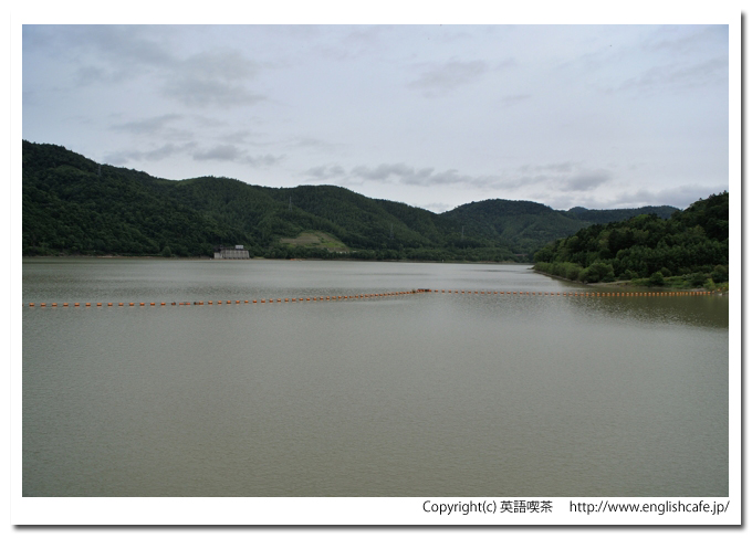 滝里ダム、ダム湖の景色を左側へ（北海道芦別市）