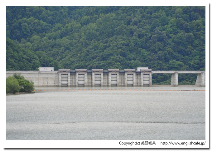滝里ダム、ダム湖の湖岸から見る、ダムの堤体をさらにアップで（北海道芦別市）