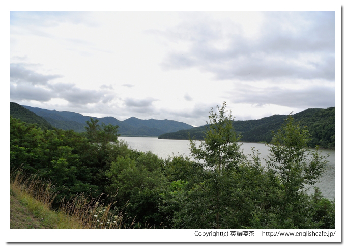 滝里ダム、ダム湖の湖岸から見る、ダム湖奥側の風景（北海道芦別市）