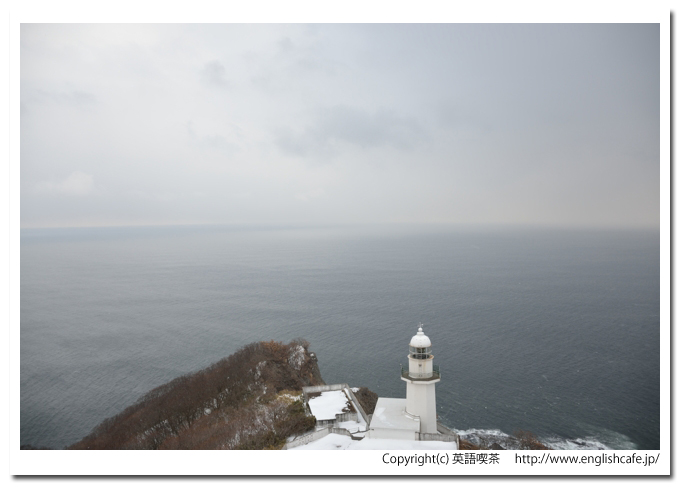 地球岬展望台、地球岬展望台から見る灯台と海（北海道室蘭市）