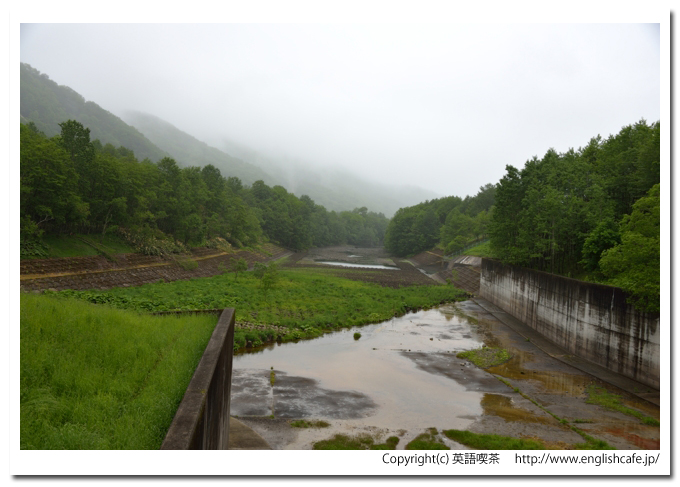 十勝ダム、十勝ダムの洪水吐から下流域の風景（北海道上川郡新得町）