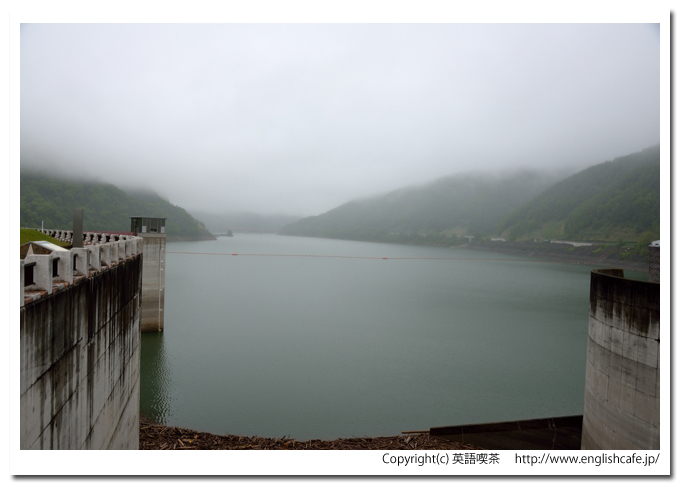 十勝ダム、十勝ダムの天端から見る、堤体とダム湖の風景（北海道上川郡新得町）