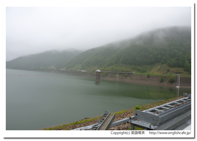十勝ダム、十勝ダムの天端から見る、ダム湖と取水塔の風景（北海道上川郡新得町）