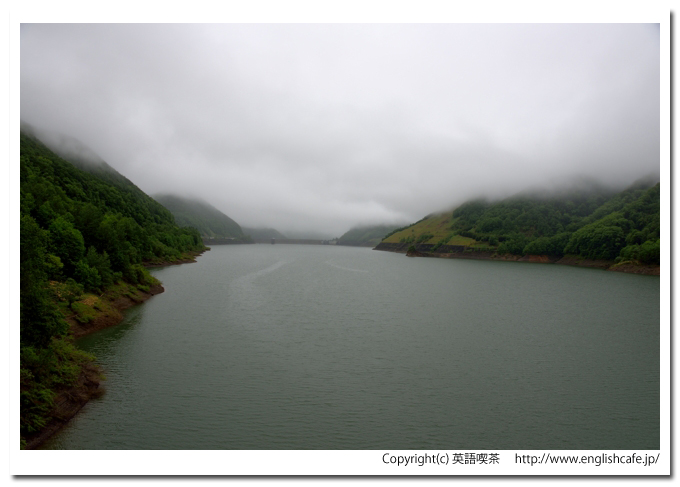 十勝ダム、十勝ダムのダム湖側から見る、ダム湖とダム堤体の風景（北海道上川郡新得町）
