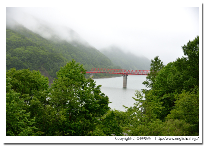 十勝ダム、十勝ダムのダム湖を横切る赤い橋とダム湖の風景（北海道上川郡新得町）