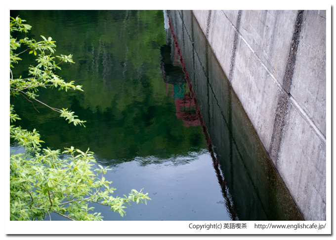 常盤ダムのダム湖の透明な水（北海道赤井川村）
