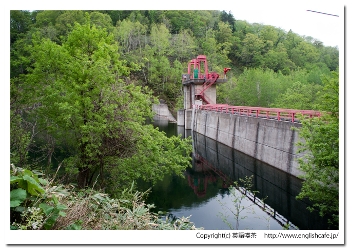 常盤ダムのダム湖からみるダム堤体（北海道赤井川村）