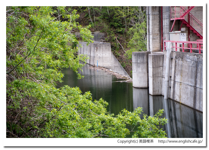 常盤ダムのダム湖と洪水吐（北海道赤井川村）