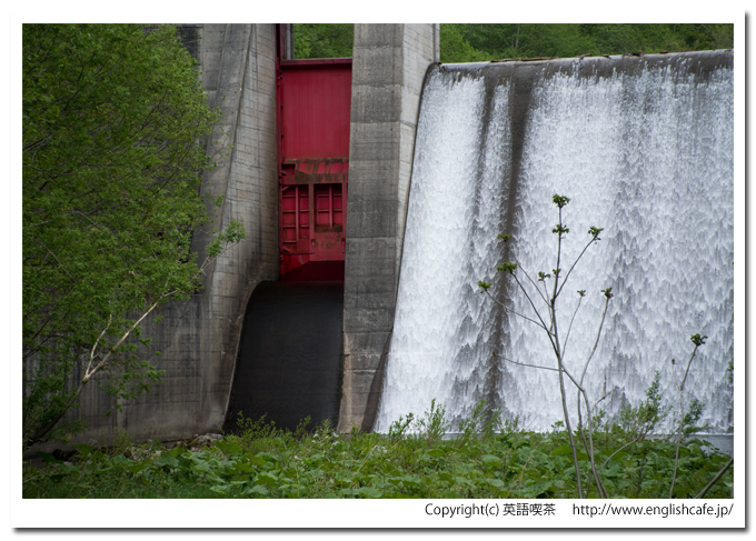 常盤ダムのゲートと水（北海道赤井川村）