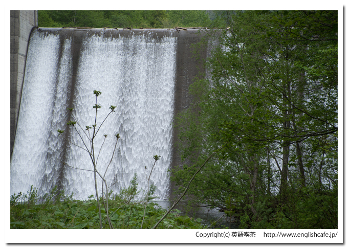 常盤ダムの洪水吐をアップで（北海道赤井川村）