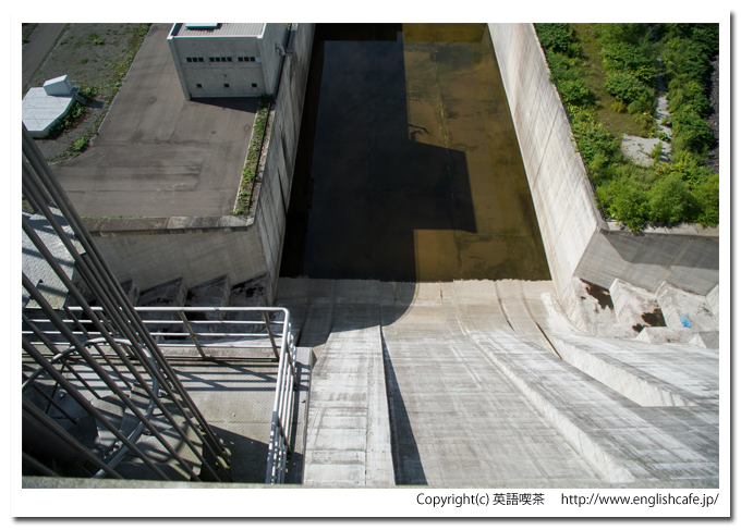 忠別ダム、ゲートの上から見る洪水吐（北海道美瑛町）