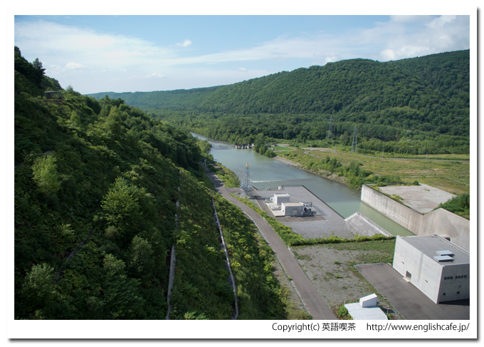 忠別ダム、天端から見る下流域の風景（北海道美瑛町）
