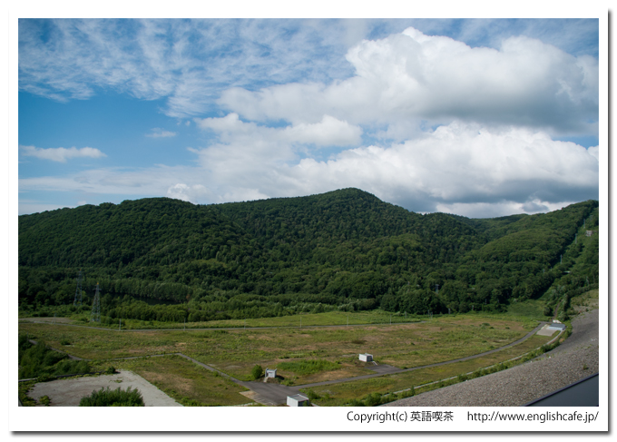 忠別ダム、フィル上部の天端から見る、下流域風景（北海道美瑛町）