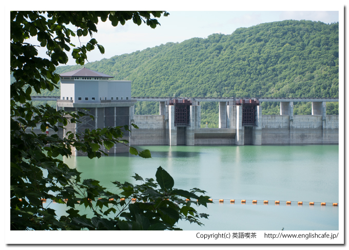 忠別ダム、ダム湖がわから見る、重力式コンクリート部分（北海道美瑛町）