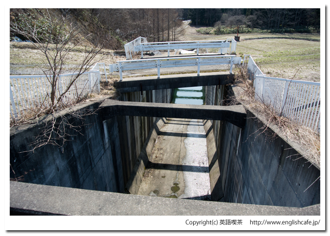 うぐい川ダムの排水溝を上から見ます（北海道檜山郡江差町）