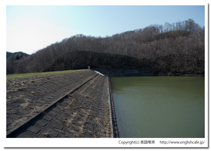 うぐい川ダムの堤体とダム湖（北海道檜山郡江差町）