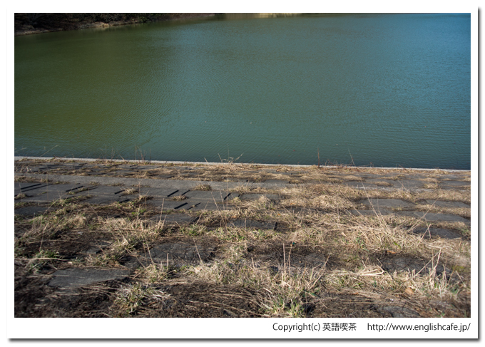 うぐい川ダムのダム湖の方へ視線を移す（北海道檜山郡江差町）