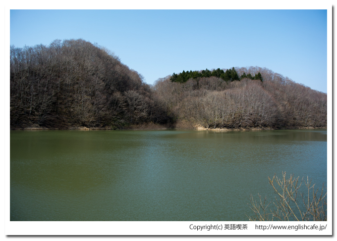うぐい川ダムのダム湖と山（北海道檜山郡江差町）