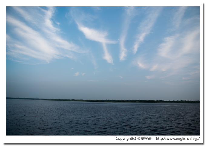 ウトナイ湖、東屋から見るウトナイ湖の湖面と青い空（北海道苫小牧市）