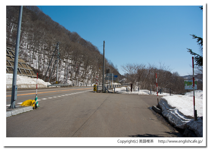 鶉ダムのダム湖を見る駐車場（北海道厚沢部町）