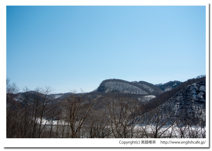鶉ダムのダム湖と山々（北海道厚沢部町）