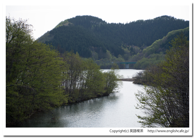 矢別ダムの林道橋からダム湖を、ダムサイト方向へ（北海道函館市）