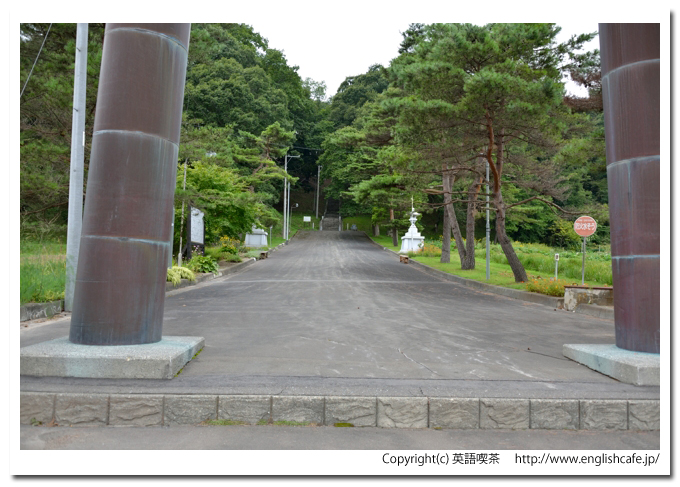 義経神社、義経神社の鳥居前から（北海道平取町）