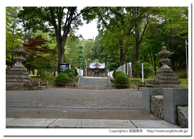 義経神社、義経神社の鳥居前から階段をあがってきたところ（北海道平取町）