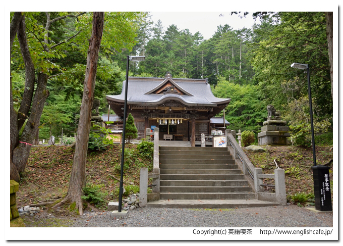 義経神社、義経神社の社をそばから見たところ（北海道平取町）