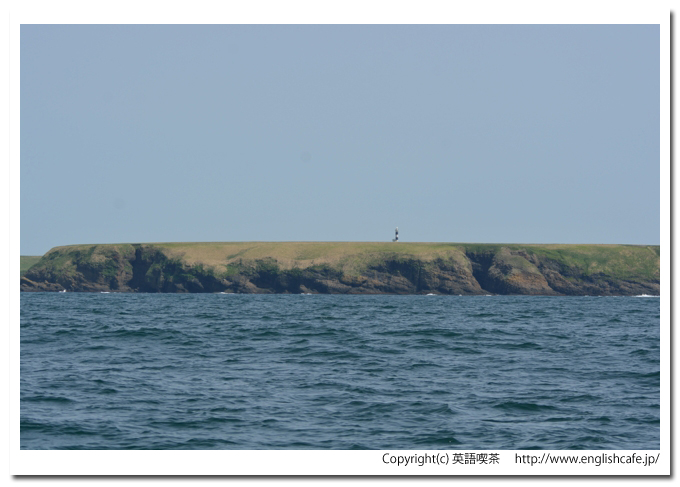 ユルリ・モユルリ島、ユルリ島を洋上から眺める（北海道根室市）
